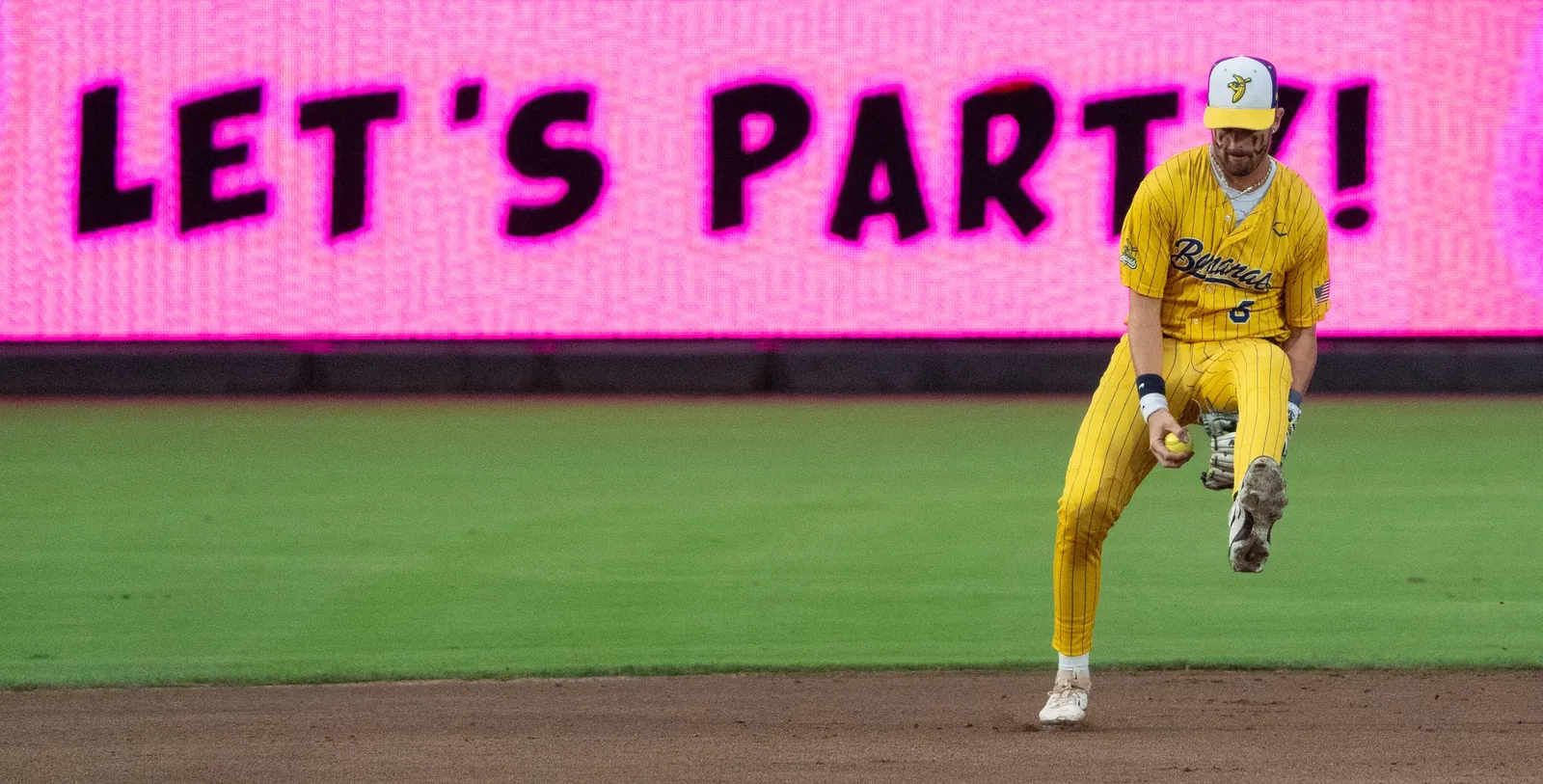 Ryan Cox makes an under-the-leg throw during a Savannah Bananas game